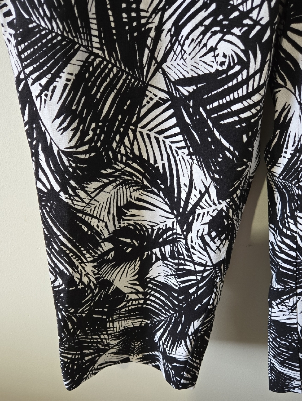 Cynthia Rowley Ladies 18W Capris - Picture 2 of 8